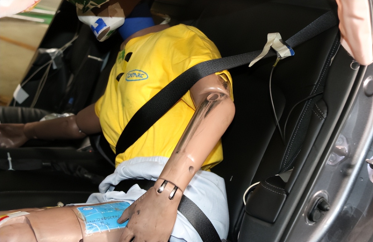 后排不系安全带的隐患有多大?这一个动作关键时候能保命!-新浪汽车