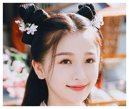 同扎双鬏头,对比虞书欣蒋依依,才知爱豆脸和演员脸的差别