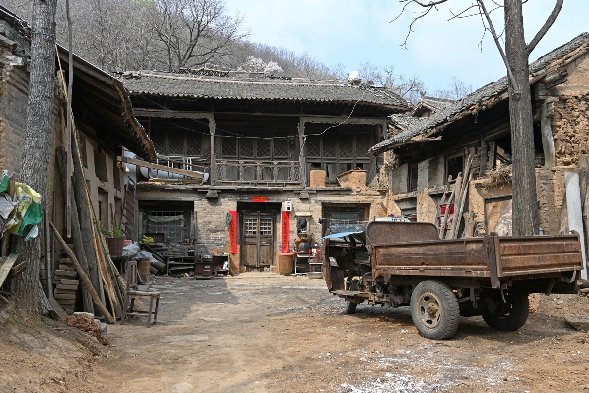 农村男子娶县长女儿为妻,住百年老宅一生务农,有件事让他很生气