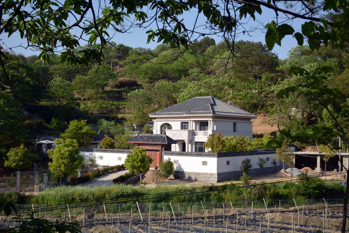 1 / 10 随着社会发展,农村建造各种漂亮楼房别墅的村民越来越多,在