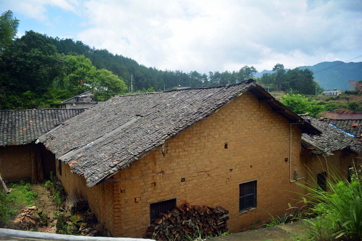 1 / 10 在农村,村民们大都住进漂亮的楼房,土砖瓦屋越来越少,2020年7