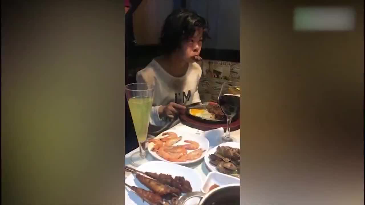 第一次约女网友吃饭她吃牛排的样子吓到我了