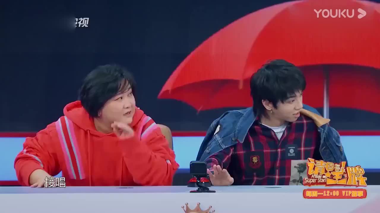 王牌对王牌沈腾队惨遭惩罚弹出各种奇葩伞全场爆笑