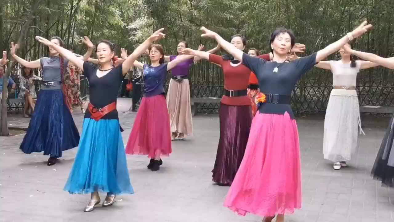 北京紫竹院公园晓红领舞杜老师舞团,悠扬的歌曲,柔情的舞蹈好看