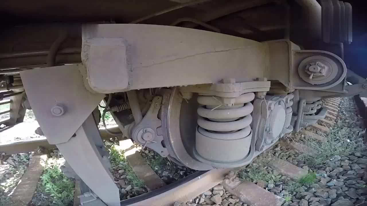 火车原来是这样减震的近距离看减震装置难怪坐在上面不颠簸