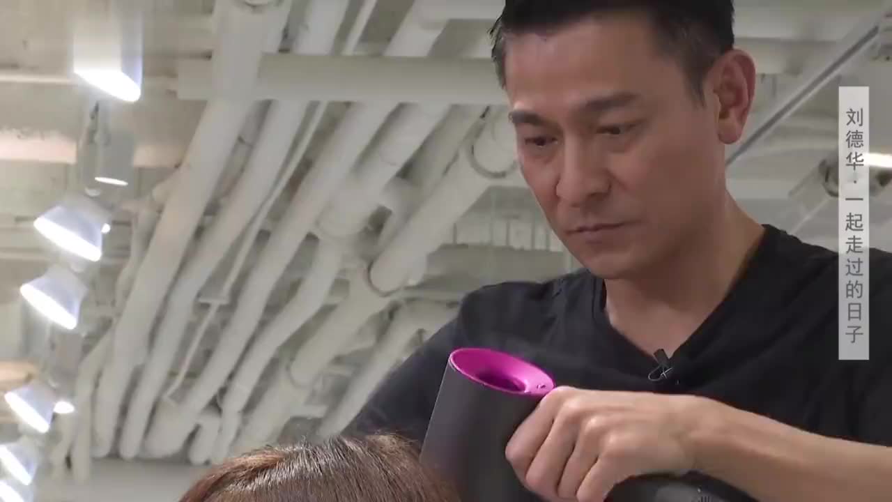 刘德华竟自己动手洗剪头发,鲁豫一旁都看呆了!