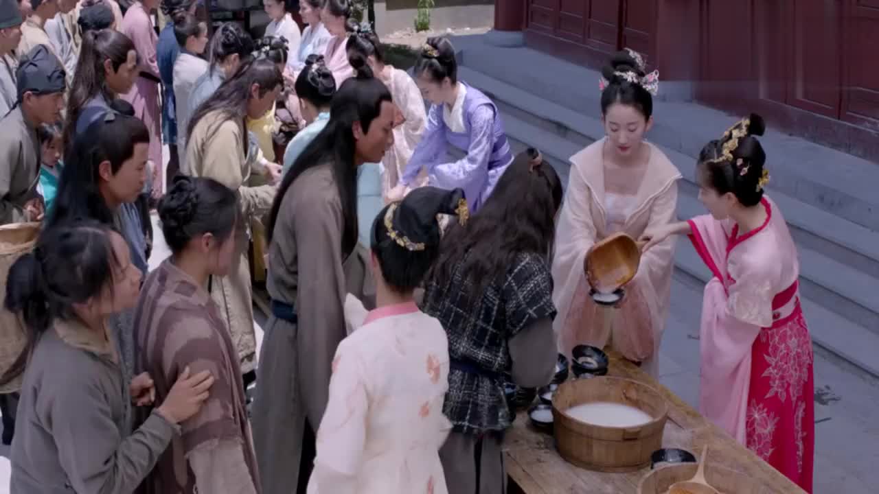 游泳池 01:49 晋王妃在大街上给难民们施粥,没想到这下难民竟是从陈国