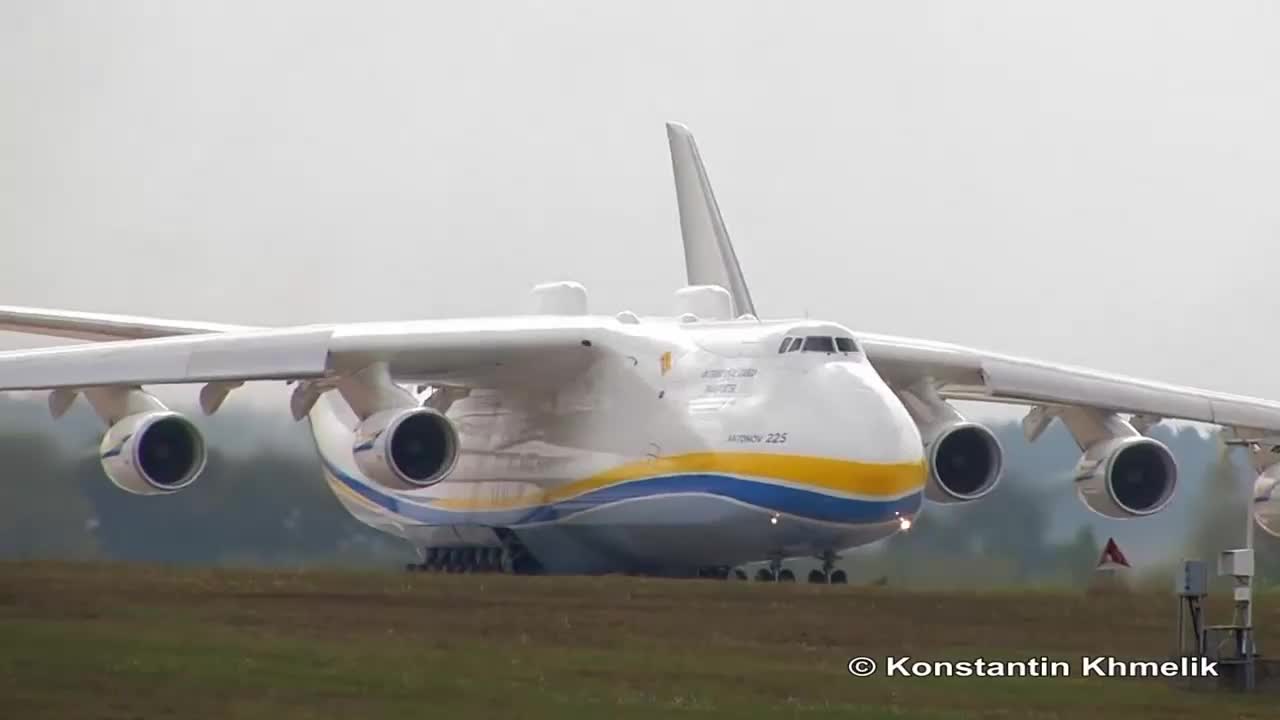 安-225大型运输机飞行表演 震撼的大飞机