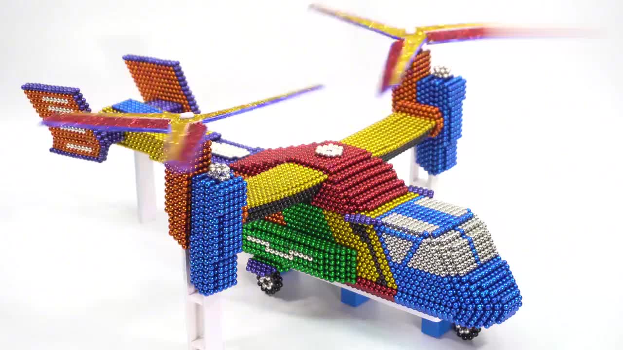 一口气买回来20000颗巴克球,制作出漂亮的酒店,太有创意了!