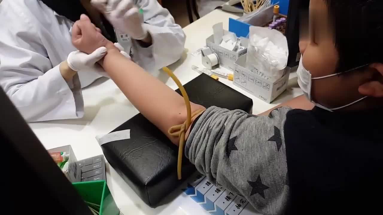 小胖子抽血色厉内荏,最后拔掉针头才敢哭出来!