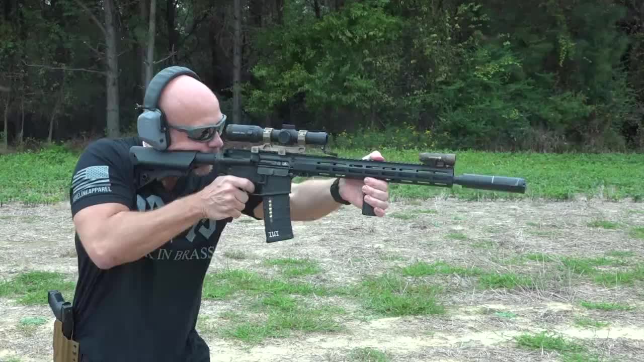 fal突击步枪靶场实弹射击测试,性能可靠,唯一缺点就是后坐力大