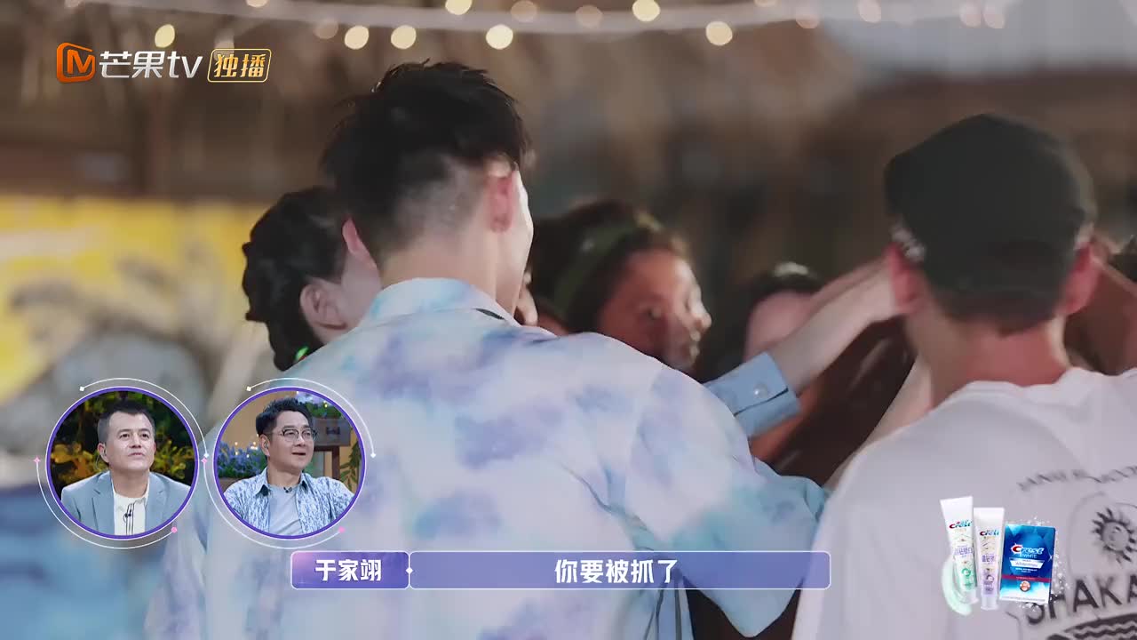 于家翊背后抱张豆豆
