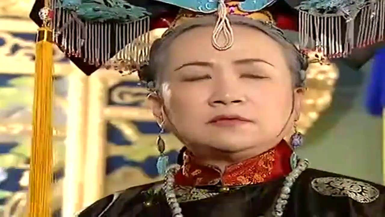 同是被容嬷嬷扎针,旧版紫薇表情让人心疼,新版紫薇目光森冷