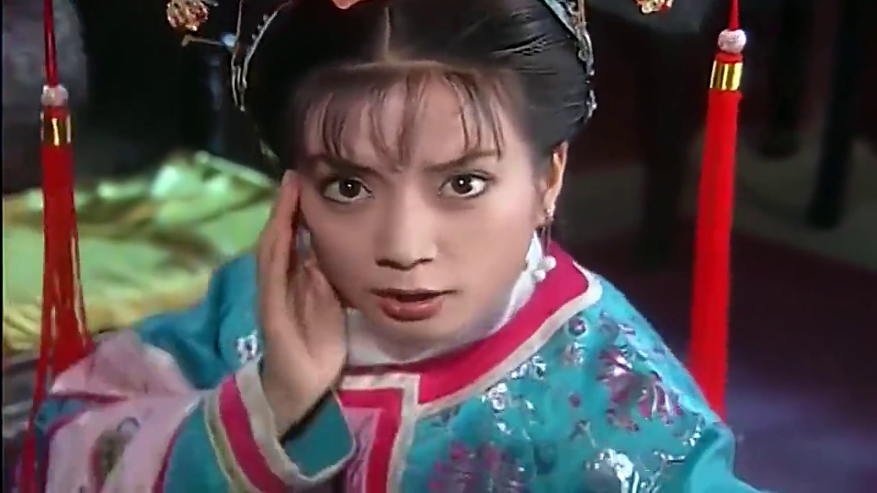 皇后叫容嬷嬷打小燕子,谁知被小燕子打一顿.