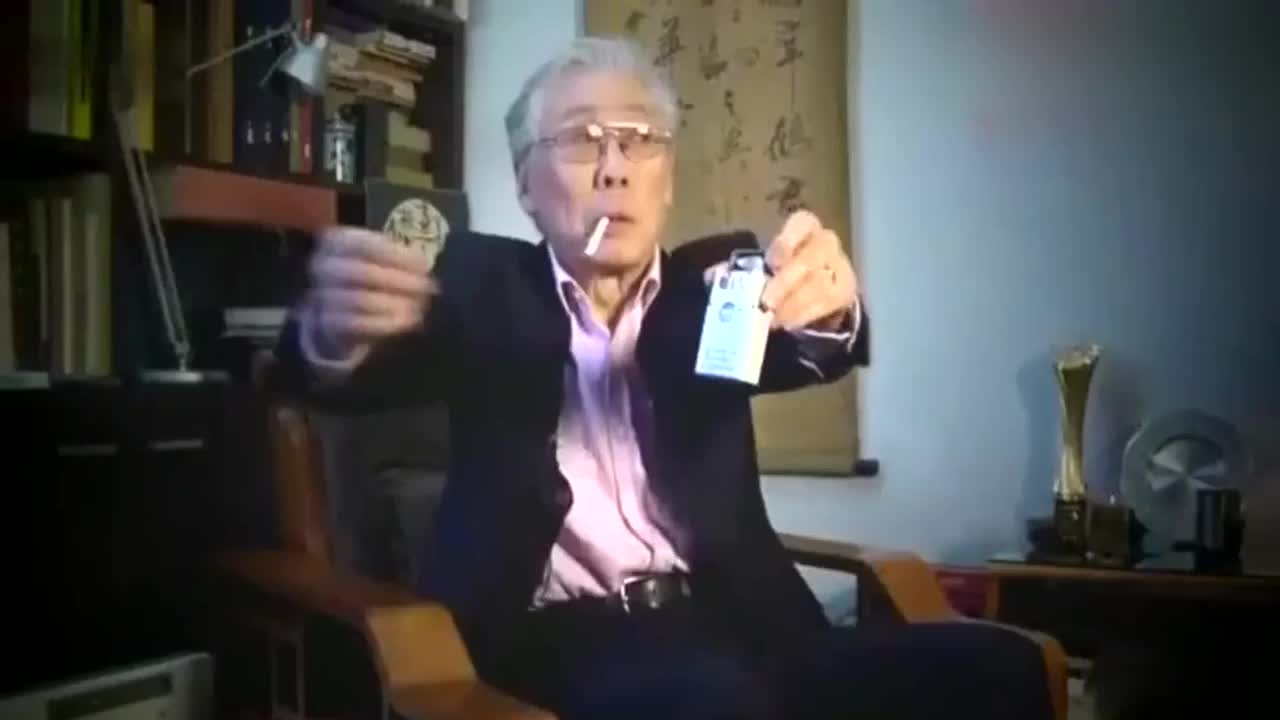 康熙扮演者焦晃：给记者递烟，没有架子，烟才十多块钱_新浪新闻