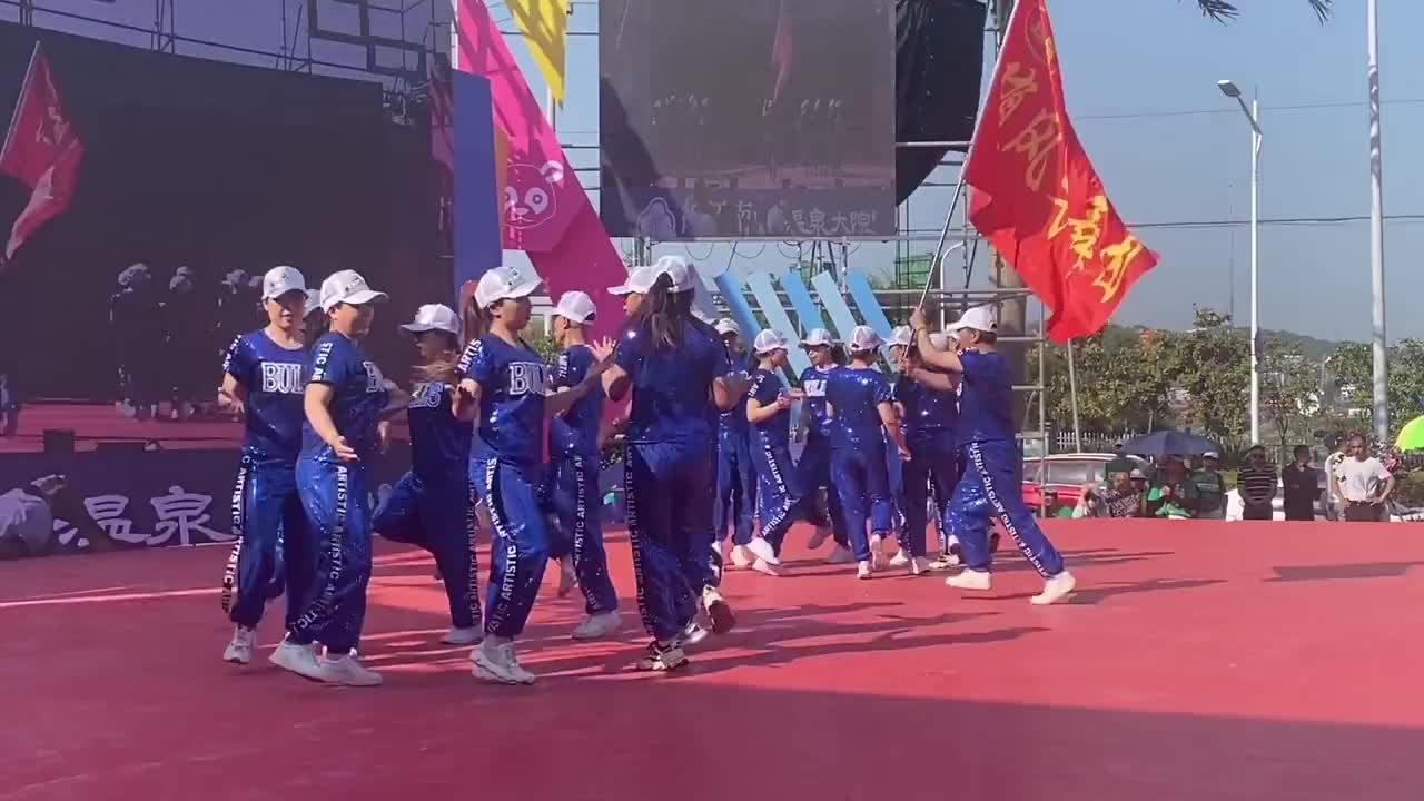 超20人舞队霸气表演鬼步舞,酷炫的队形变化,引来台下一片欢呼!