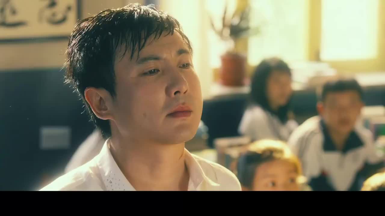 谁注意桶名字了,看一次笑一次 为您推荐: 《夏洛特烦恼》王老师爆