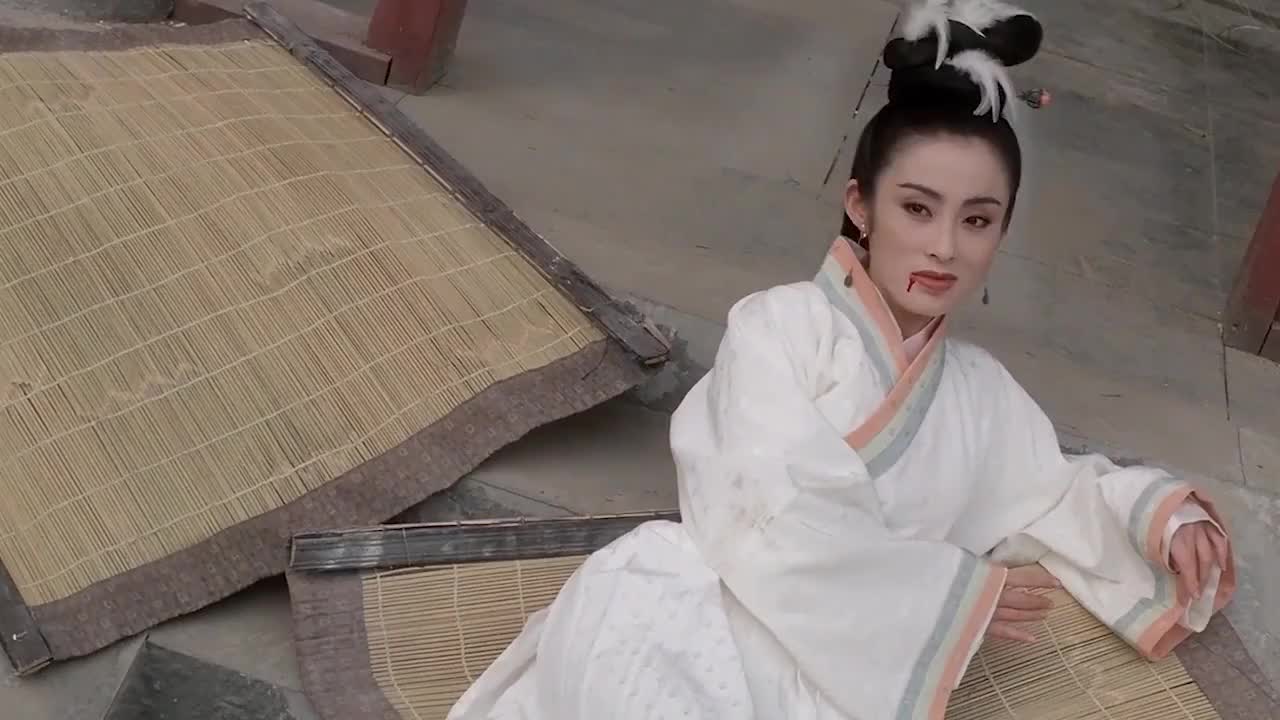 张无忌真聪明,为了不中赵敏的招,他干脆蒙上眼睛眼不见为净