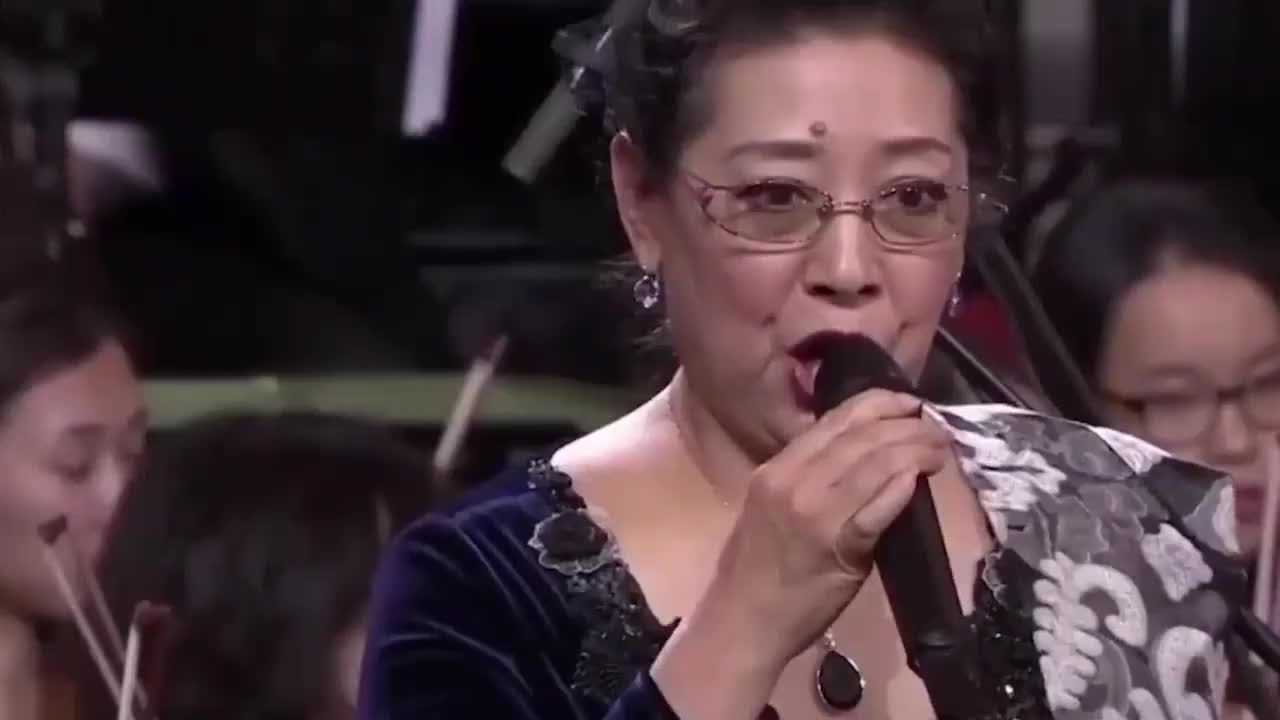 杨洪基关牧村合唱我和我的祖国祝祖国像大海一样永不干涸