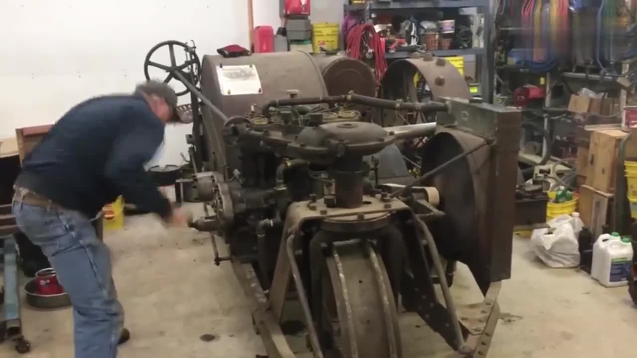 老大爷手摇启动一辆101岁的拖拉机,听听这发动机的声音