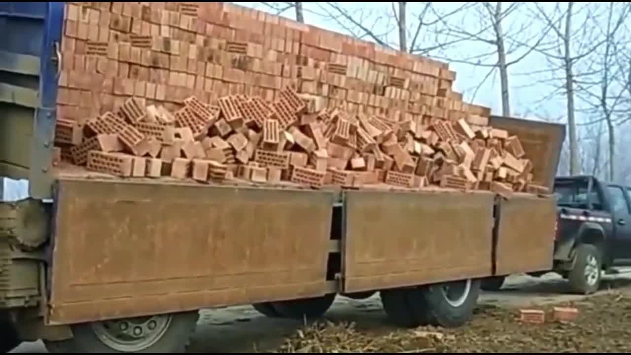 大货车卸货,看这一车砖头碎的我肝疼!