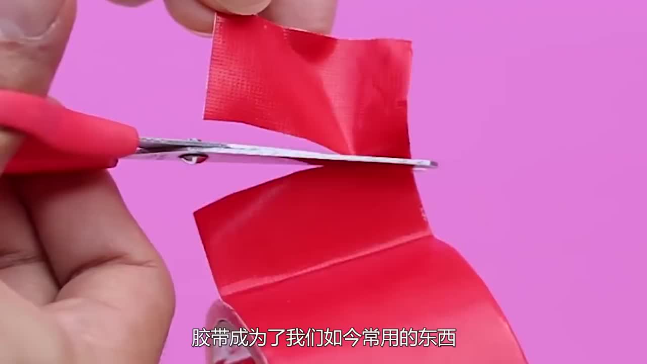 老外尝试作死实验,把女友贴在墙上用胶带捆绑,毫无求生欲!