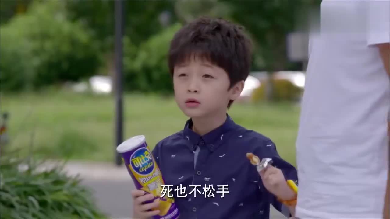 淘气爷孙:老人倒地上没人敢帮忙,爷孙俩一路过,立马把人送医院