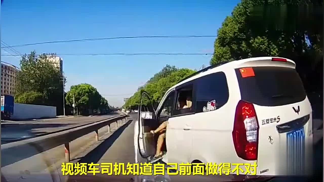 开车大神爆笑解说神车五菱你别惹花钱赔偿还砸车