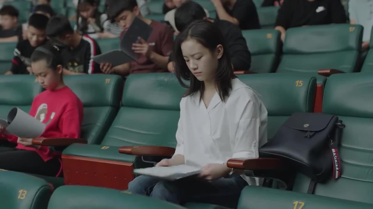 小欢喜:老爸神助攻英子演讲,大铁链把老妈锁外边,太逗了!