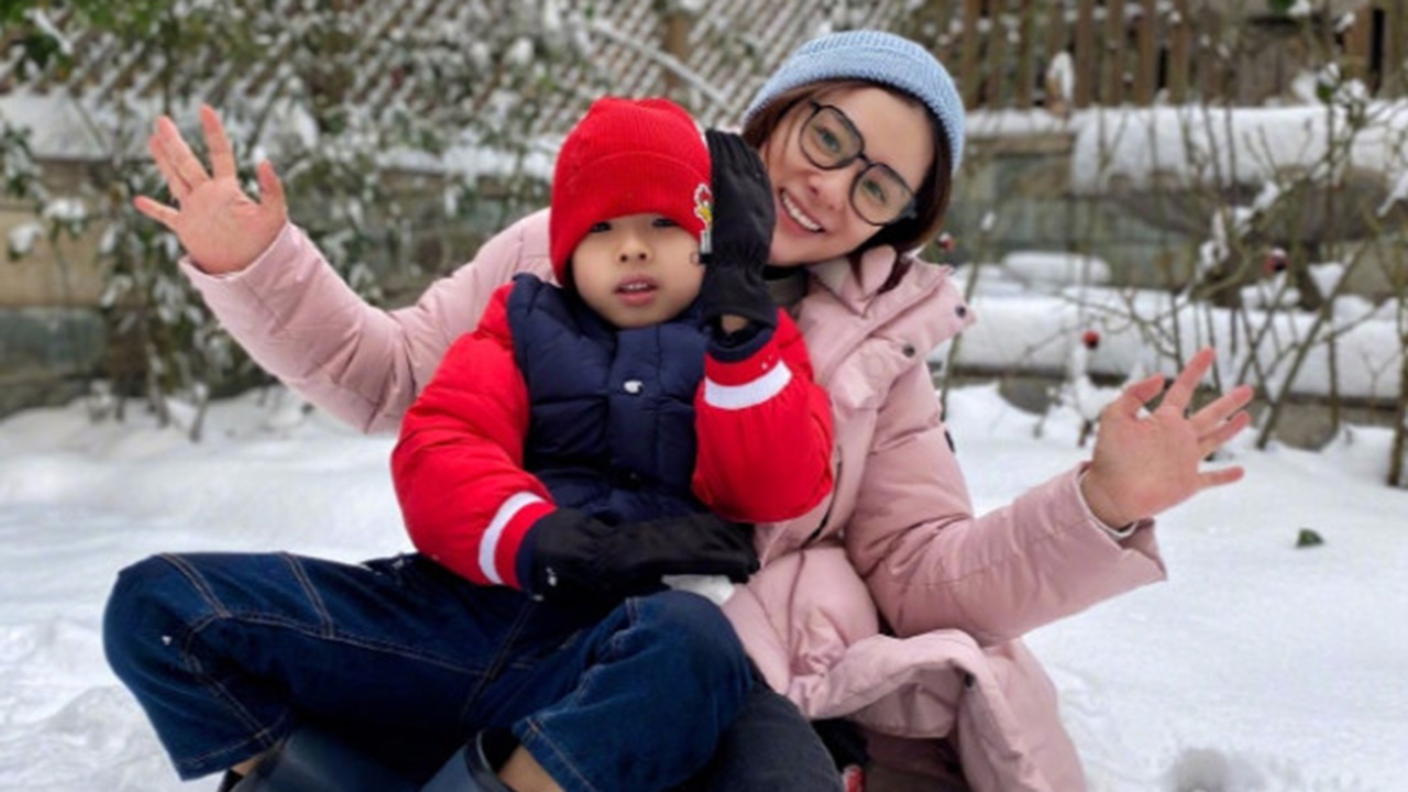 刘璇晒母子合影,与6岁赳赳雪地里凹造型,妈妈美儿子帅超有爱