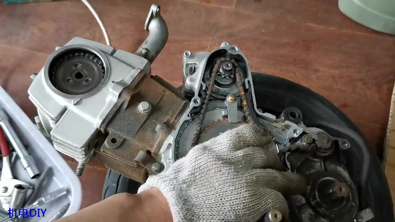 110摩托车发动机缸头部分的拆解