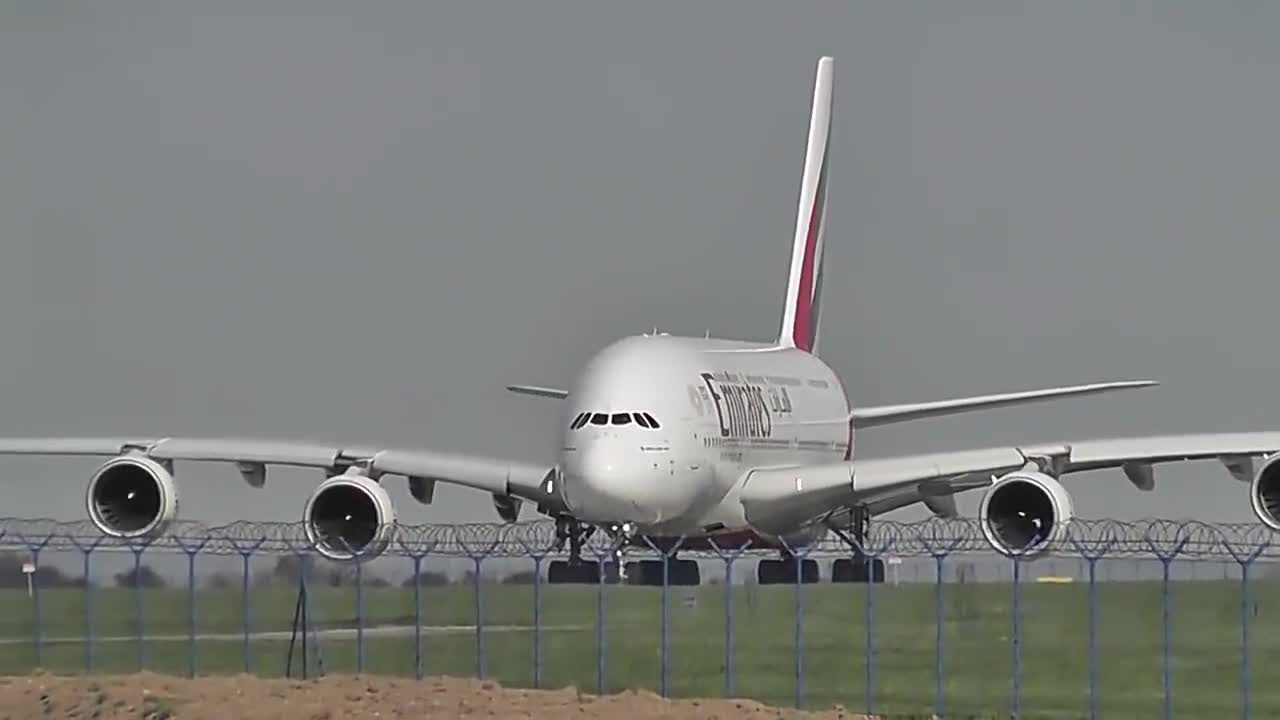 空客a380航班飞机发动机加速