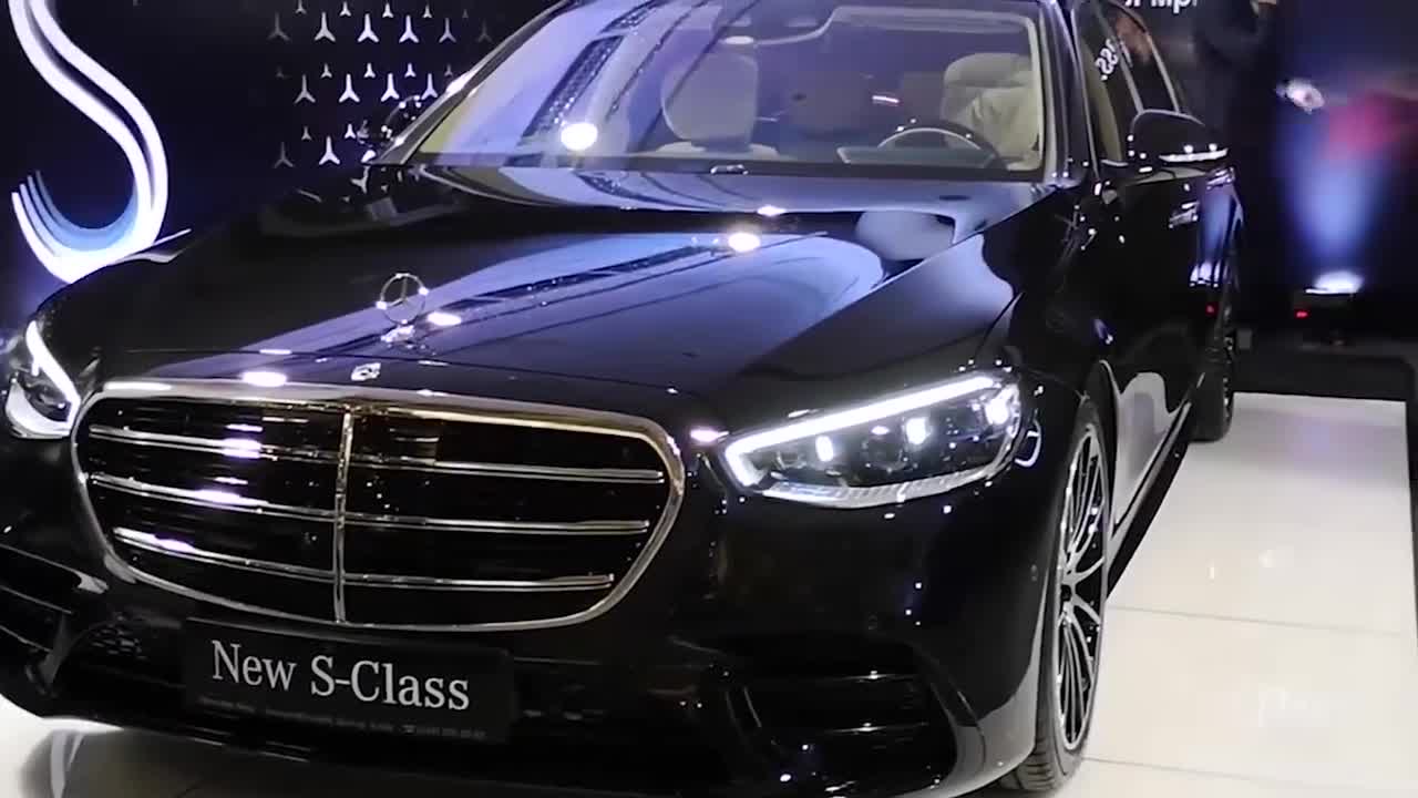 2021款奔驰s500闪亮登场,亮起氛围灯太气派了,还想啥宝马7系