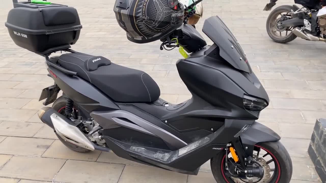 龙嘉踏板vmaxie300极速智联版150的外形300的动力车主分享