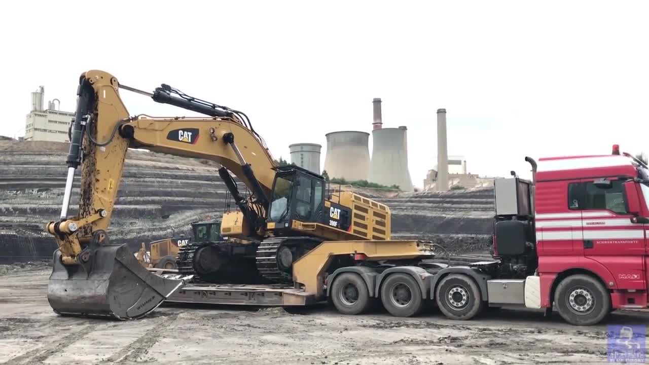 540马力mantgx半挂卡车运输92吨重的卡特挖掘机