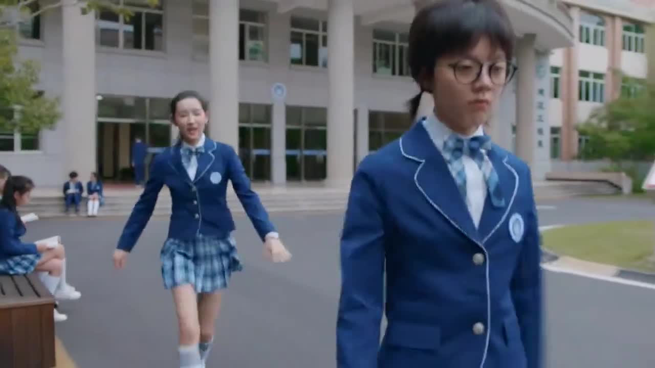 少年派女孩平时都穿校服怎料换上红色连衣裙简直太美了