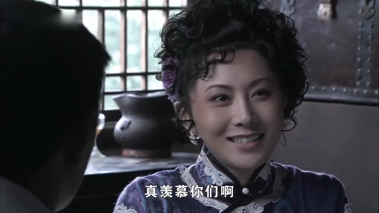 雾都必成忽悠月红称自己是个作家