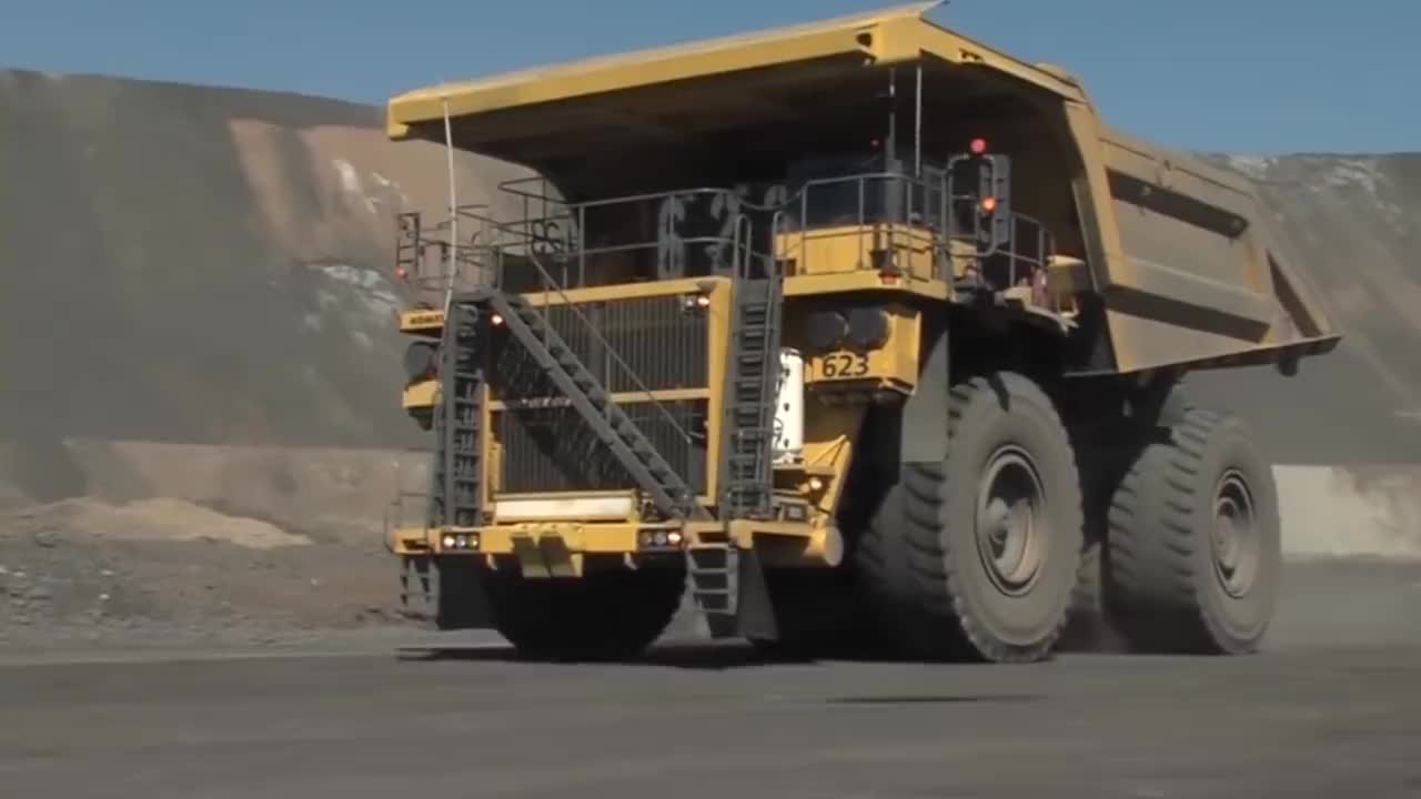 世界上“最大的卡车”问世,载重500吨,需要12个司机共同操作