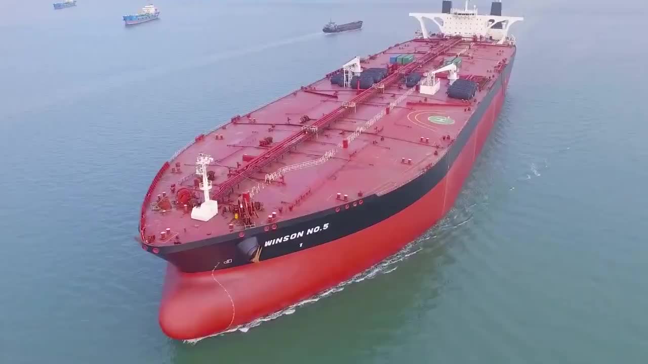 全球“最大矿砂船”在青岛下水,体型比肩航母,不愧是中国制造