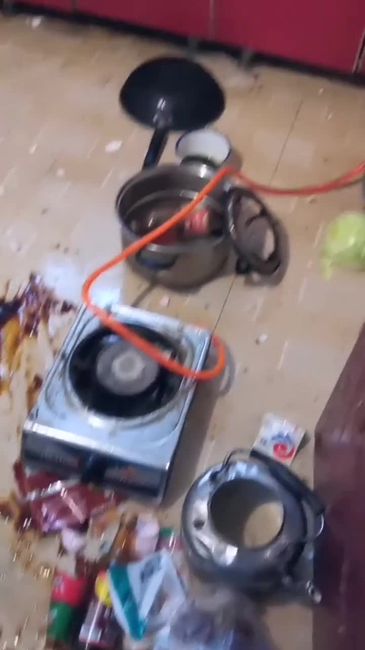 夫妻俩吵架家里全摔了