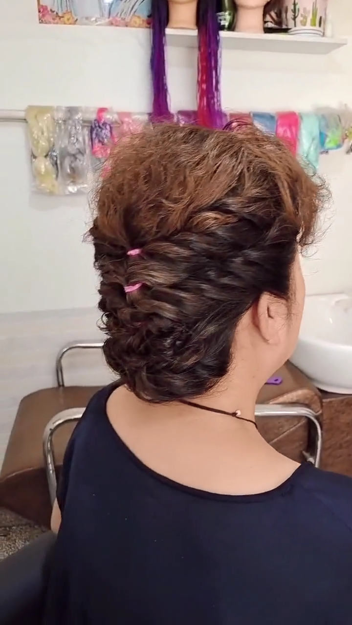 第一款:优雅大气的低发髻盘发