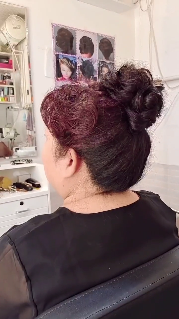 盘发的重点是把头发集中在黄金点的位置,利用发尾做出丸子头或者卷筒