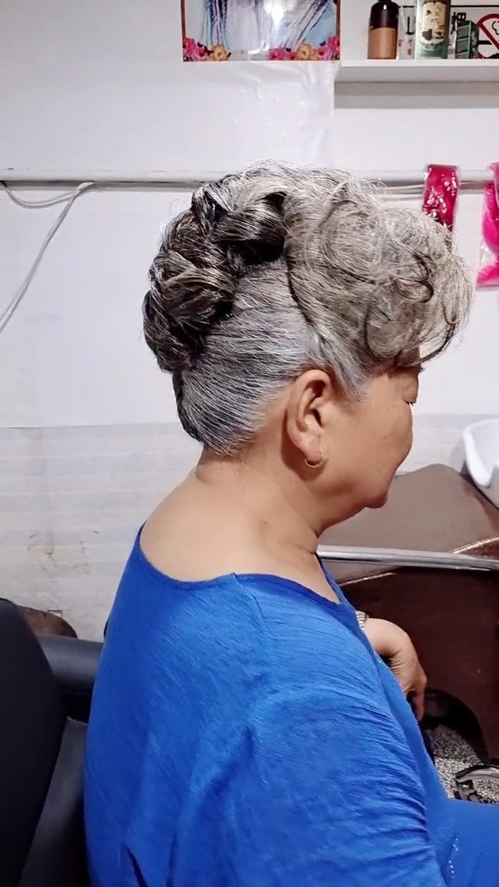 第三款:精致的中发髻盘发