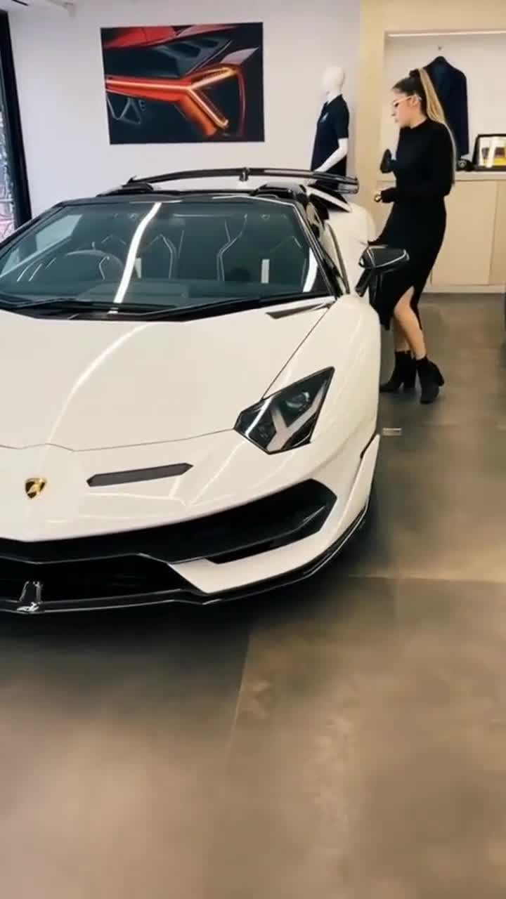 美女看上这台兰博基尼准备开走