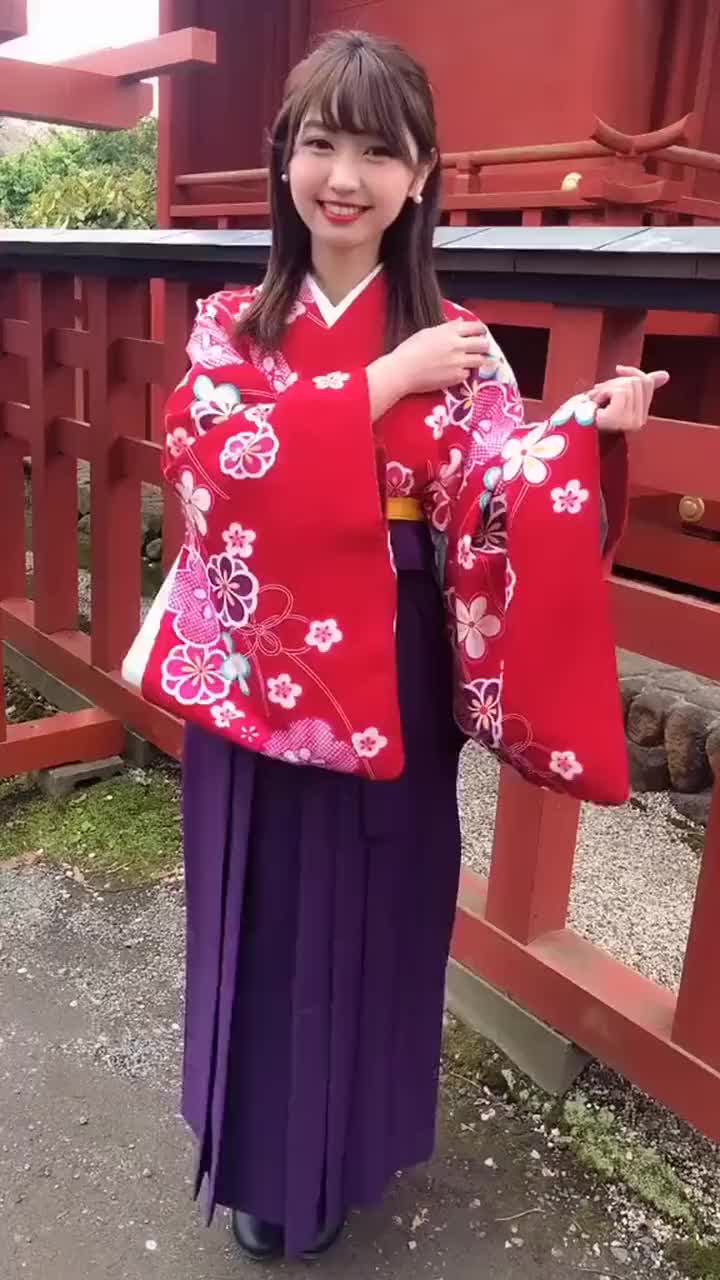 甜美可人的日本小姐姐,穿和服跳舞你们喜欢吗?__财经头条