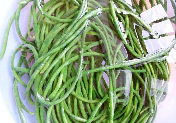 保存豇豆,直接放太阳下晒就错了!多做2步,1年不坏,炖肉真香