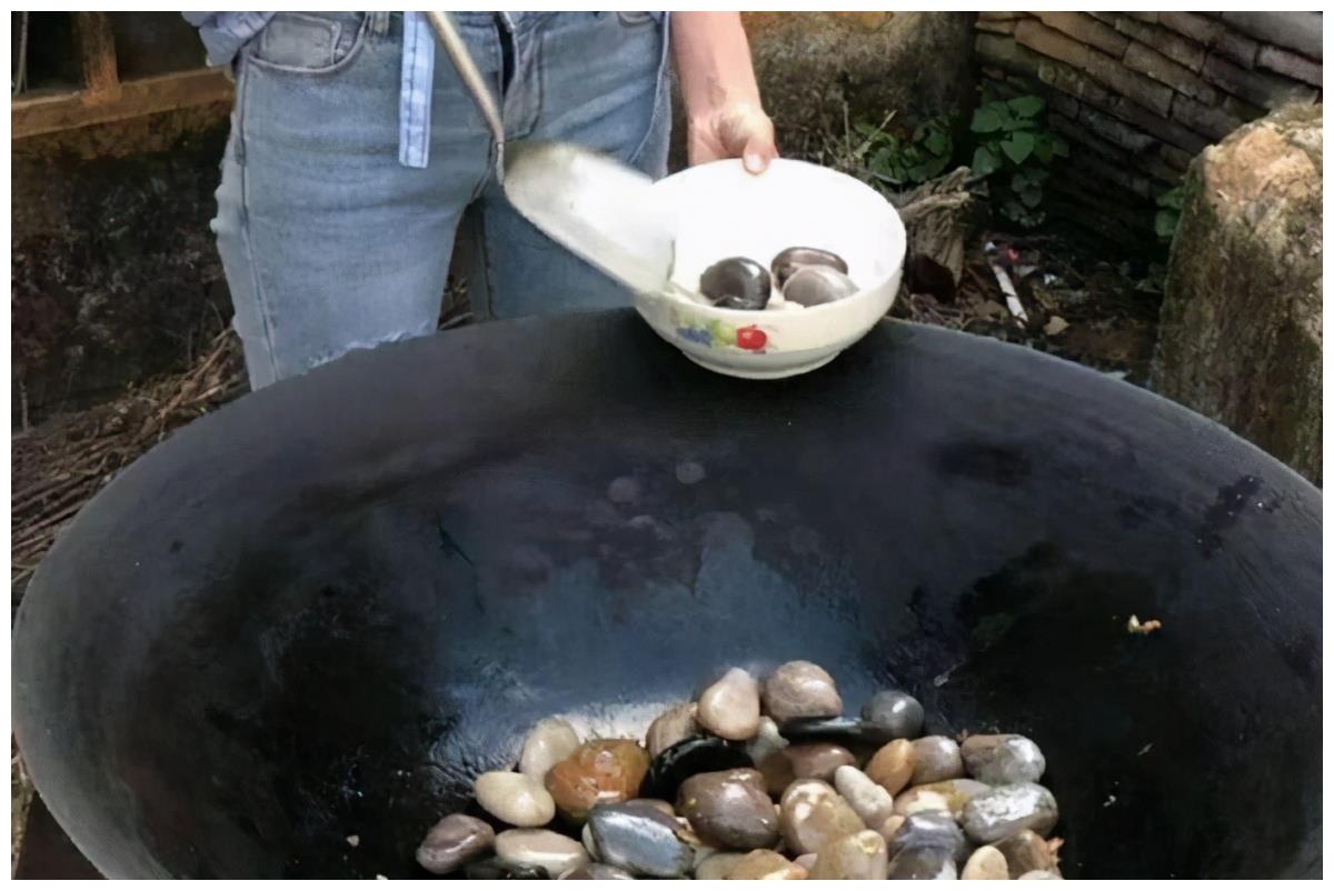 【图集】牧民用石头做了一桌美食，你能说出菜名吗？