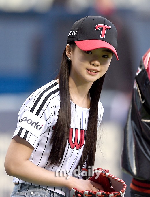 韩国女艺人金诗雅担任职业棒球比赛开球嘉宾