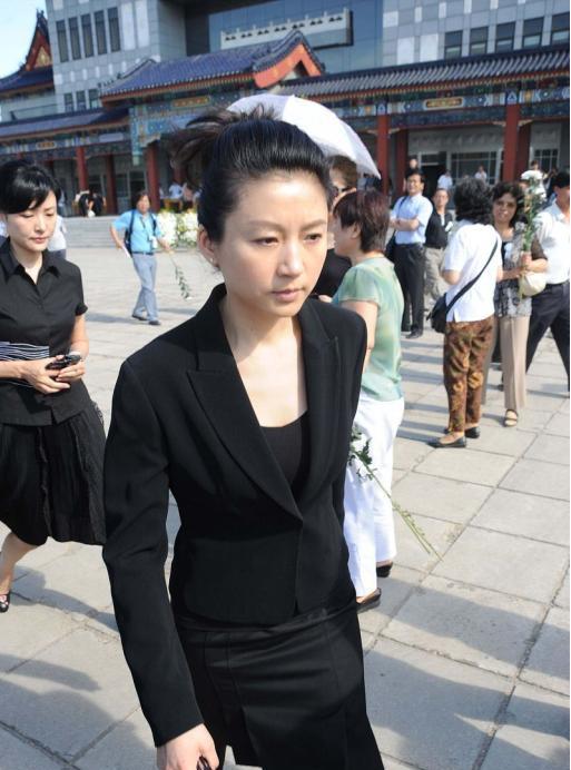 王小丫气质真优雅身穿黑色大衣走机场尽显知性女人味