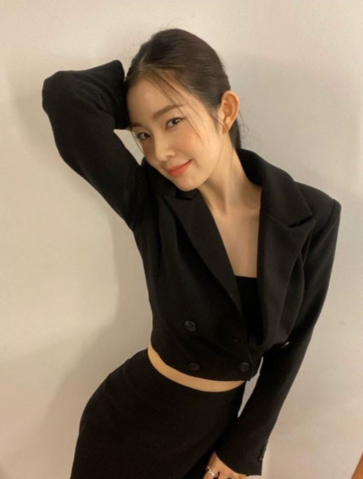 irene今天在个人sns发布一组近照,展示了其出众的美貌和完美比例身材